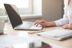 joven en un computador disfrutando de una entretenida charla online
